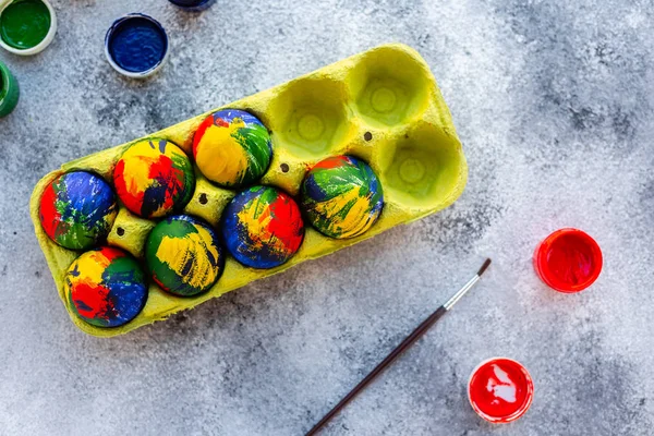 Oeufs Multicolores Pâques Peintures Brosses Sur Une Table Préparation Pour — Photo