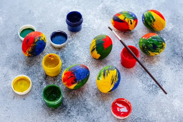 Oeufs Multicolores Pâques Peintures Brosses Sur Une Table Préparation Pour — Photo