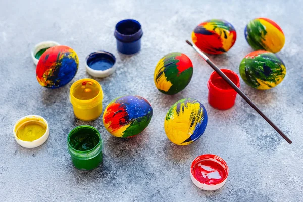 Oeufs Multicolores Pâques Peintures Brosses Sur Une Table Préparation Pour — Photo