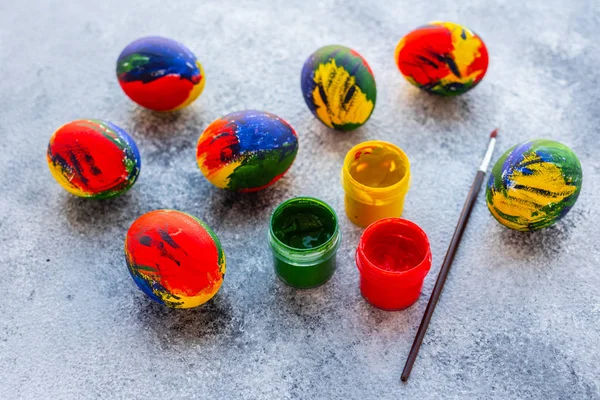 Oeufs Multicolores Pâques Peintures Brosses Sur Une Table Préparation Pour — Photo