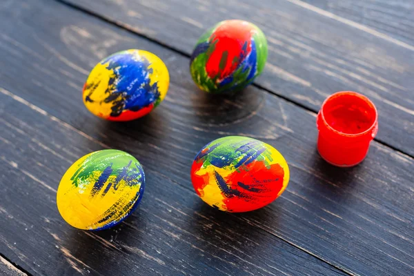 Пасхальные Разноцветные Яйца Краски Кисти Столе Подготовка Празднику — стоковое фото