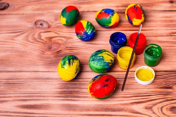 Huevos Multicolores Pascua Pinturas Pincel Sobre Una Mesa Preparación Para — Foto de Stock