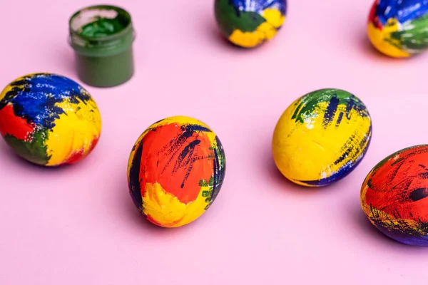 Oeufs Multicolores Pâques Peintures Brosses Sur Une Table Préparation Pour — Photo