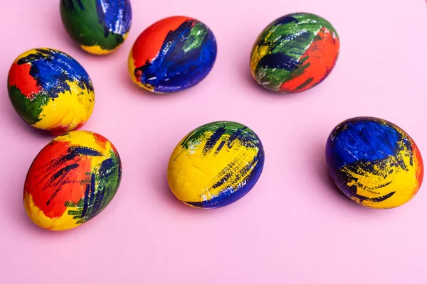 Huevos Multicolores Pascua Pinturas Pincel Sobre Una Mesa Preparación Para — Foto de Stock