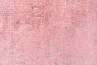 Çizik ve çatlaklarla dolu bir duvar parçası.