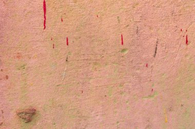 Çizik ve çatlaklarla dolu bir duvar parçası.