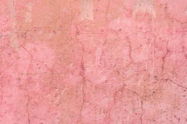 Çizik ve çatlaklarla dolu bir duvar parçası.