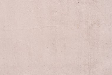 Çizik ve çatlaklarla dolu bir duvar parçası.