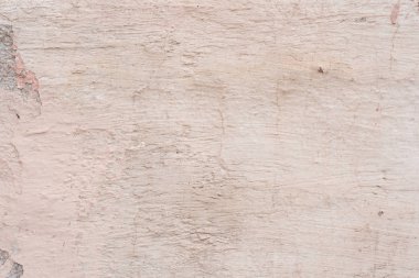 Çizik ve çatlaklarla dolu bir duvar parçası.