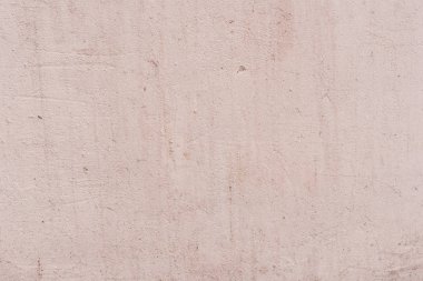 Çizik ve çatlaklarla dolu bir duvar parçası.