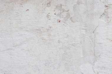 Çizik ve çatlaklarla dolu bir duvar parçası.