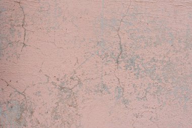 Çizik ve çatlaklarla dolu bir duvar parçası.