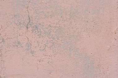 Çizik ve çatlaklarla dolu bir duvar parçası.