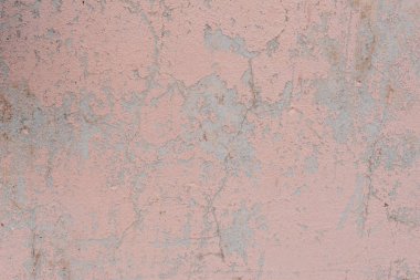 Çizik ve çatlaklarla dolu bir duvar parçası.