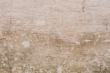 Çizik ve çatlaklarla dolu bir duvar parçası.