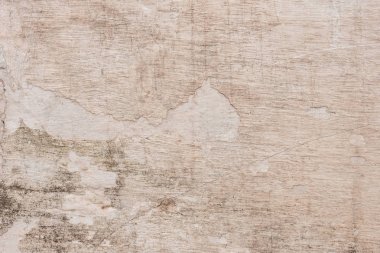 Çizik ve çatlaklarla dolu bir duvar parçası.