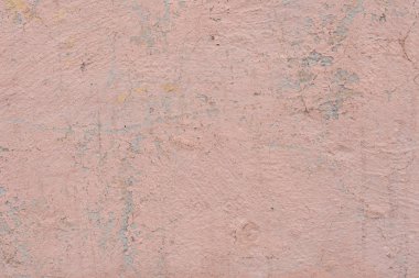 Çizik ve çatlaklarla dolu bir duvar parçası.