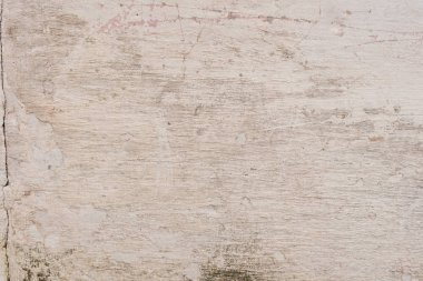 Çizik ve çatlaklarla dolu bir duvar parçası.