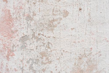 Çizik ve çatlaklarla dolu bir duvar parçası.