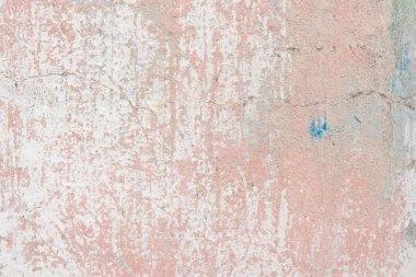 Çizik ve çatlaklarla dolu bir duvar parçası.