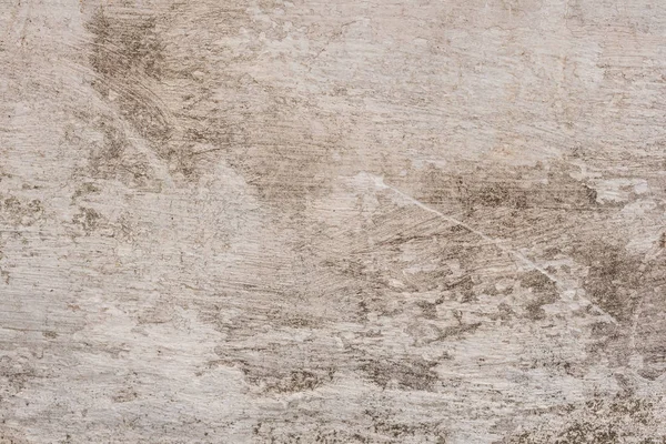 Çizik ve çatlaklarla dolu bir duvar parçası.