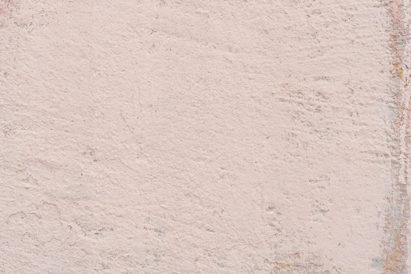 Çizik ve çatlaklarla dolu bir duvar parçası.