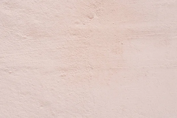 Çizik ve çatlaklarla dolu bir duvar parçası.