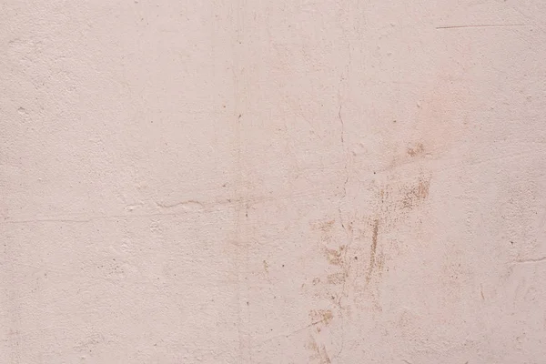 Çizik ve çatlaklarla dolu bir duvar parçası.