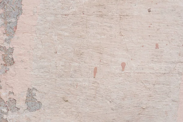 Çizik ve çatlaklarla dolu bir duvar parçası.