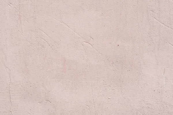 Çizik ve çatlaklarla dolu bir duvar parçası.