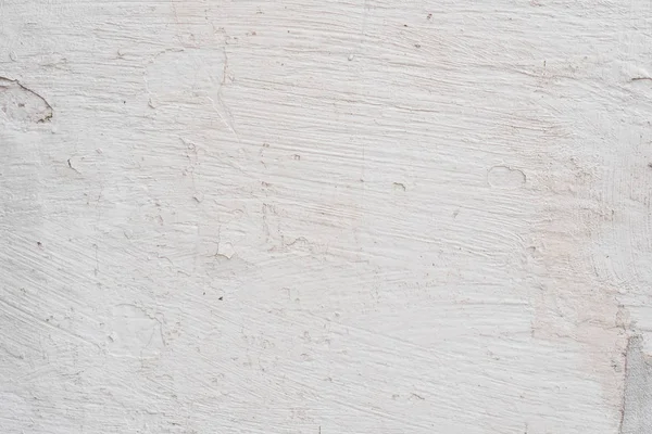 Çizik ve çatlaklarla dolu bir duvar parçası.