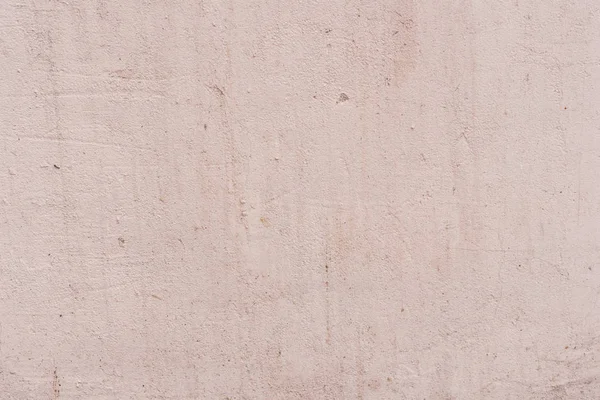 Çizik ve çatlaklarla dolu bir duvar parçası.