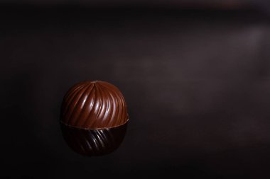 Yansıma ile cam çikolata. Bir arka plan olarak kullanılabilir