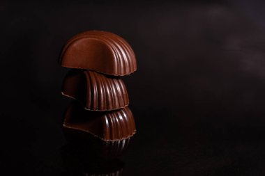 Yansıma ile cam çikolata. Bir arka plan olarak kullanılabilir