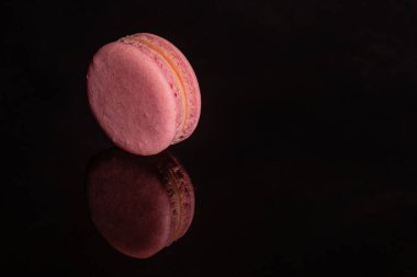 Koyu bir arka plan üzerinde güzel pembe lezzetli macaroons