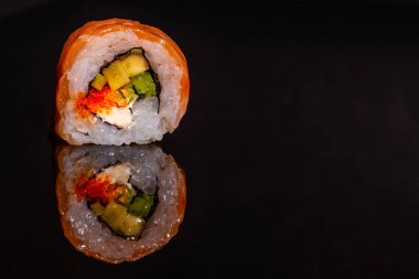 Taze ve lezzetli suşi koyu arka plan üzerinde. Arka plan olarak kullanılabilir