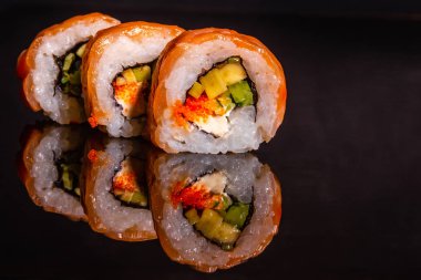 Taze ve lezzetli suşi koyu arka plan üzerinde. Arka plan olarak kullanılabilir