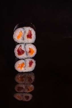 Taze ve lezzetli suşi koyu arka plan üzerinde. Arka plan olarak kullanılabilir