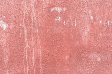 Çizik ve çatlaklarla dolu bir duvar parçası.