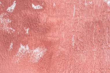 Çizik ve çatlaklarla dolu bir duvar parçası.