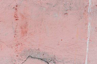 Çizik ve çatlaklarla dolu bir duvar parçası.