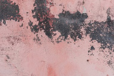 Çizik ve çatlaklarla dolu bir duvar parçası.