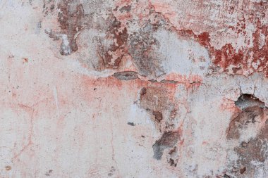 Çizik ve çatlaklarla dolu bir duvar parçası.