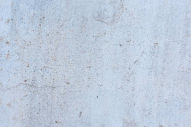 Çizik ve çatlaklarla dolu bir duvar parçası.