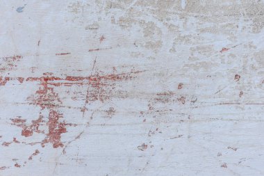 Çizik ve çatlaklarla dolu bir duvar parçası.