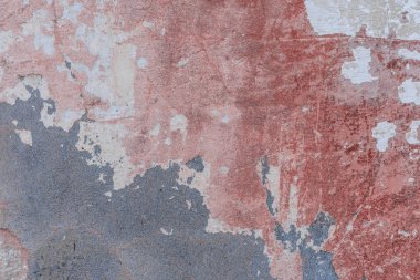 Çizik ve çatlaklarla dolu bir duvar parçası.