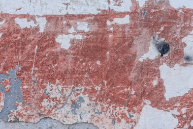 Çizik ve çatlaklarla dolu bir duvar parçası.