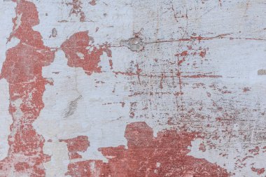 Çizik ve çatlaklarla dolu bir duvar parçası.