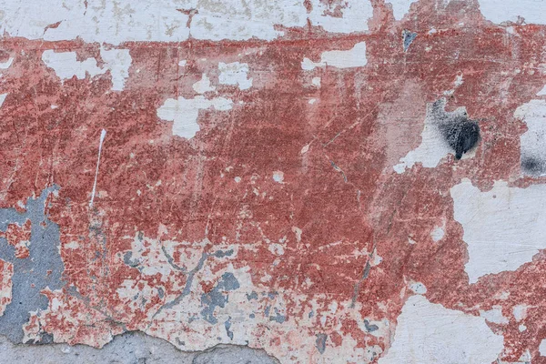 Çizik ve çatlaklarla dolu bir duvar parçası.