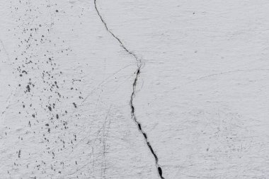 Doku, duvar, beton, arka plan olarak kullanılabilir. Çizik ve çatlaklarla dolu bir duvar parçası.